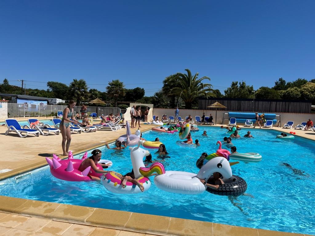 camping-piscine-chauffée-ile-oleron-lesfloralies-animation-famille